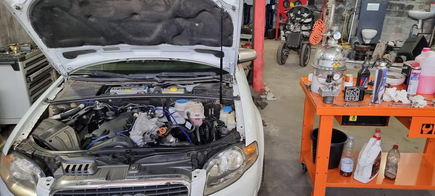 Audi A4 capot ouvert à l'atelier