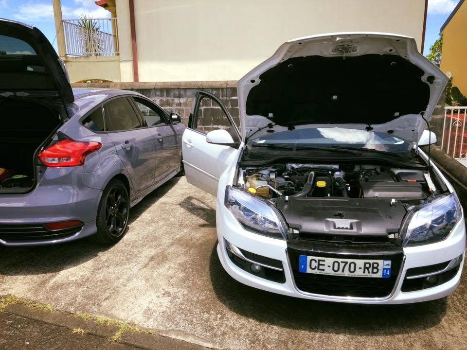 Deux véhicules en entretien à l'atelier