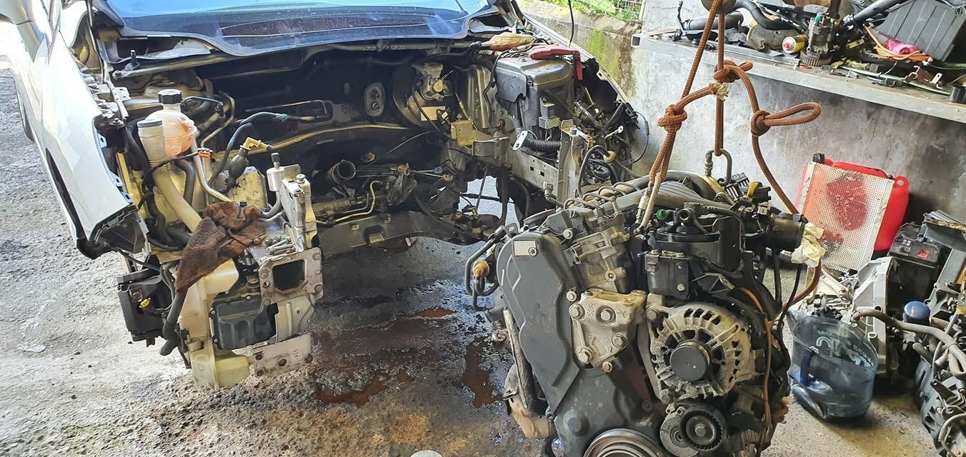 Moteur déposé pour réfection
