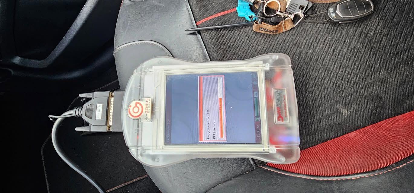 Outil de diagnostic branché sur un véhicule