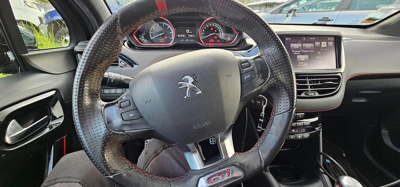 Poste de conduite d'une Peugeot 208 GTi