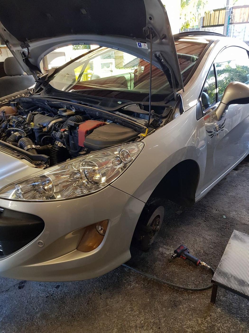 Peugeot sur chandelles, train avant en intervention